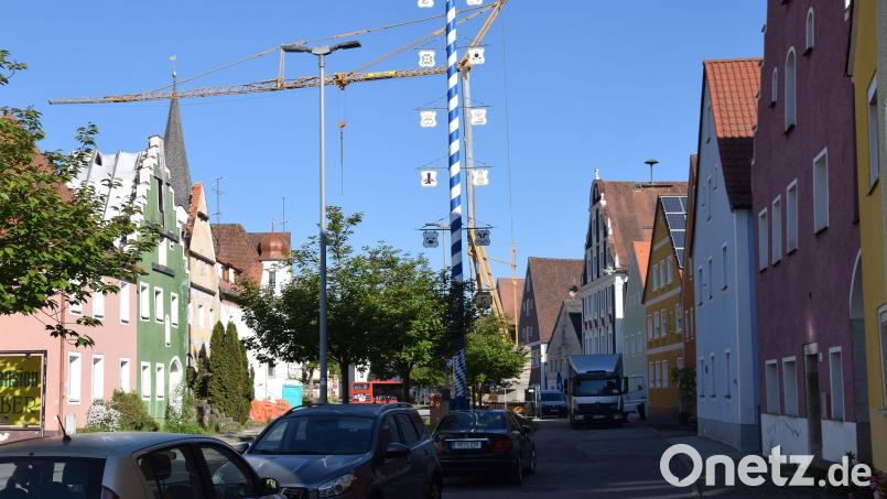 Das Ergebnis einer Fragebogenaktion zur Ortskernsanierung von Hohenburg stellen die Städteplaner Emil Lehner und Christina Lehner vom Stadtplanungs- und Architekturbüro SHL dem Marktgemeinderat vor. Bild: bö