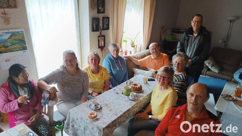Vereinsvertreter beim Geburtstagsbesuch: (von links) Mila Marx, Sigrid Titze, Edeltraud Stollner, Marita Vetter, der Jubilar Johann Ludwig, (vorne rechts) Reinhold Thümmler, Hannelore Hampel, Jutta Haas, (hinten stehend) Dieter Link. Bild: dlu