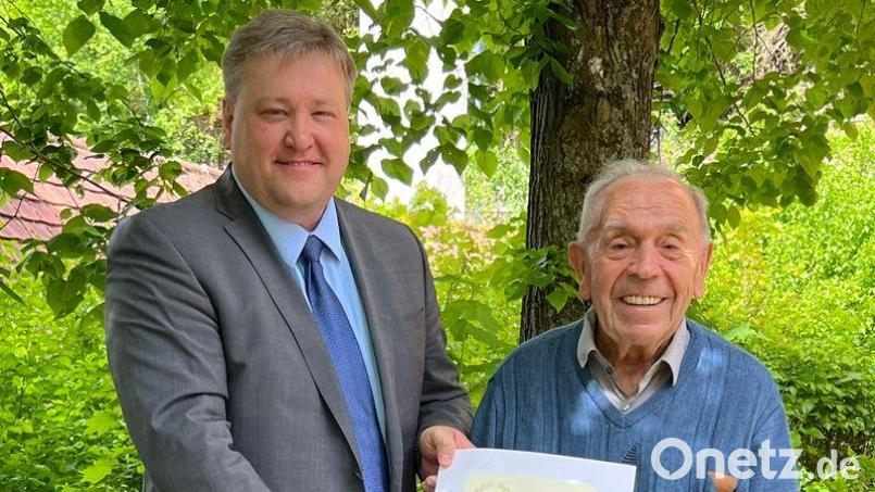 Bürgermeister Stefan Braun (links) gratuliert Joseph Weigert zum 90. Geburtstag. Bild: Stefan Braun/exb