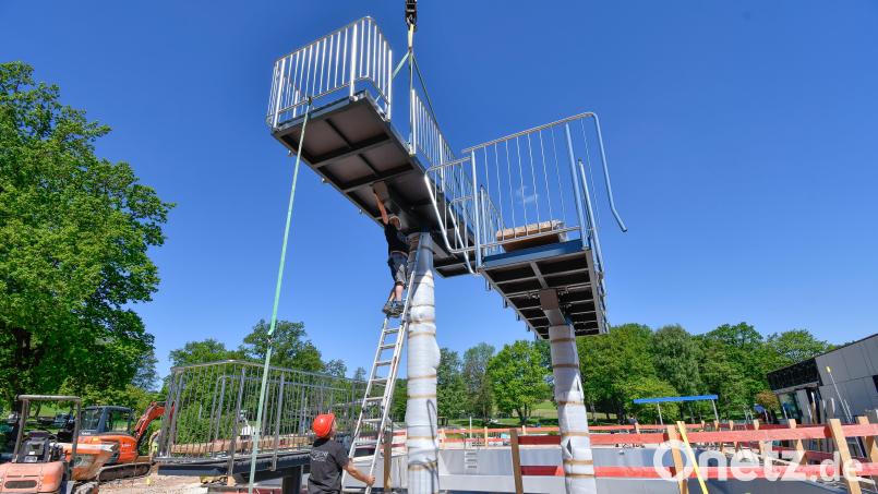Am Dienstagvormittag wurden drei nagelneue Sprungtürme in Edelstahl-Design per Kran auf ihr Fundament am Springerbecken gehoben. Dabei waren Fachleute aus Nordrhein-Westfalen im Einsatz – und viel Fingerspitzengefühl nötig. Bild: Petra Hartl