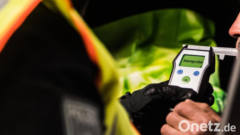 In Weiden kontrollierte die Polizei zwei Verkehrsteilnehmer mit Alkohol im Blut. Symbolbild: Andreas Arnold /dpa