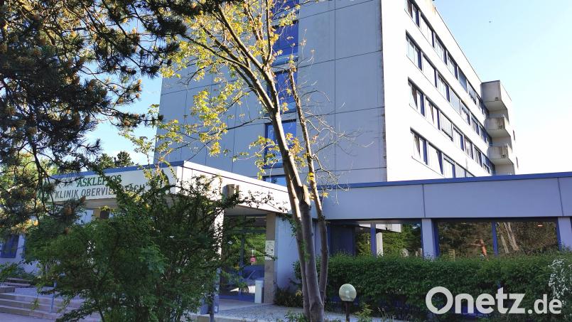 Die Asklepios-Klinik Oberviechtach in der Abendsonne. Bürgermeister Rudolf Teplitzky informiert den Stadtrat über den Gesprächstermin mit Gesundheitsministerin Judith Gerlach in München. Bild: Portner