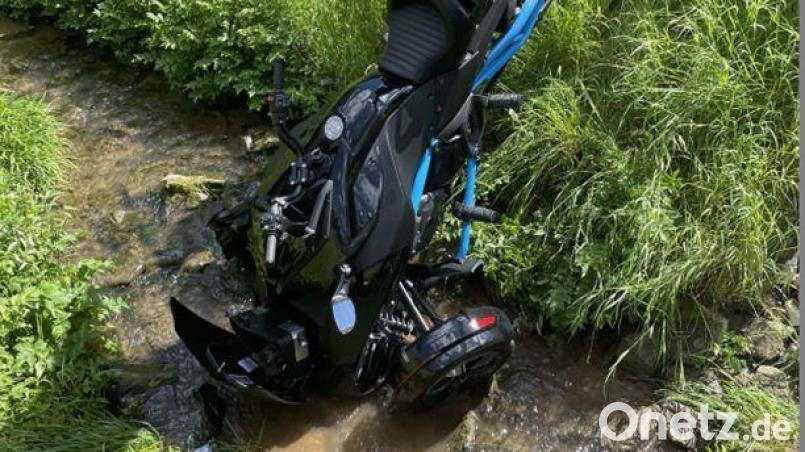Das Trike, das in der Vils gelandet ist, musste von der Feuerwehr Vilseck wieder geborgen werden. Bild: Polizeipräsidium Oberpfalz