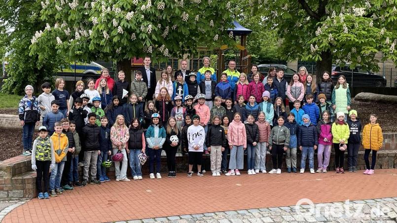 So sehen geprüfte Radfahrer aus. Die 4. Klassen der Max-Josef-Schule legten jetzt ihre Radfahrprüfung ab. Bild: Kerstin Nerb