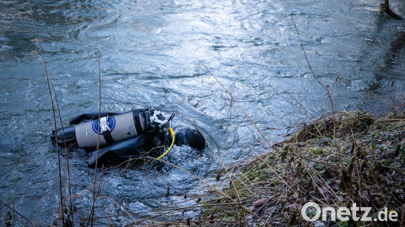 Auch Polizeitaucher (hier ein Symbolbild) waren am Dienstag in Maxhütte-Haidhof (Landkreis Schwandorf) im Einsatz. Sie suchten einen Weiher nach weiteren Beweisen ab. Auch ein Waldstück wurde durchkämmt. Symbolbild: Christoph Schmidt/dpa