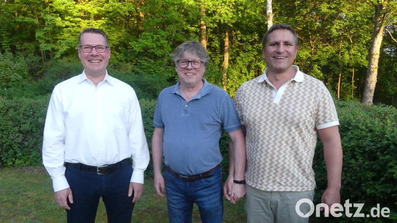 Bürgermeister Marcus Gradl gratuliert Michael König und Peter Teschke (von rechts) zur Wahl und dankt für die Übernahme der Ehrenämter. Bild: rn
