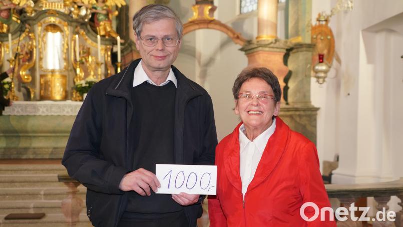 Christa Wildenauer übergibt in der Wallfahrtskirche auf dem Fahrenberg eine Spende von 1000 Euro an den Waldthurner Pfarrer Norbert Götz. Das Geld stammt aus dem Trödelmarktverkauf von Waren aus der Marktgemeinde Waldthurn. Bild: Franz Völkl/exb