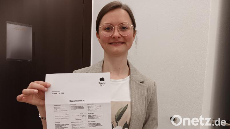 Sozialamtsleiterin Judith Sollfrank zeigt das Muster einer Bezahlkarte, wie sie in den nächsten Wochen an alle bezugsberechtigten Asylbewerber im Landkreis ausgegeben wird, Bild: as