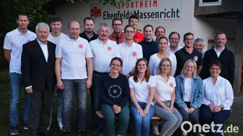 Das neue Führungsteam der DJK Ehenfeld-Massenricht zusammen mit den ausgeschiedenen Ausschuss- und Vorstandsmitgliedern und dem Vorsitzenden des DJK-Kreisverbands Weiden und DJK Landesvizepräsidenten Sigmund Balk (stehend, Zweiter von links) und Drittem Bürgermeister Hermann Gebhard (stehend, rechts). Bild: fdl