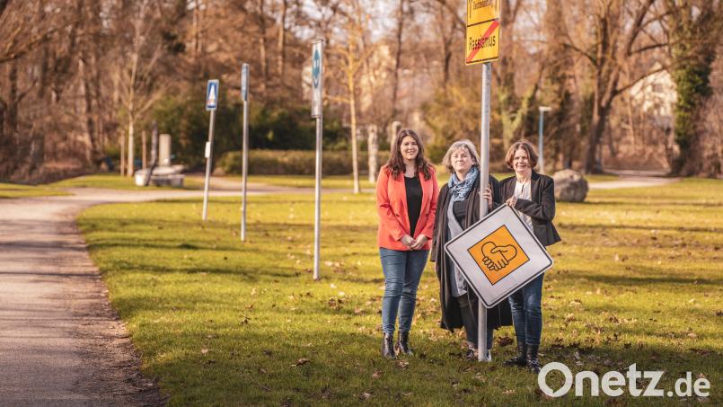 Eine Stadt ohne Vielfalt ist nicht bunt. Am 28. Mai beteiligt sich die Stadt Amberg am Diversity-Tag. Stellvertretend für alle Beteiligten (von links): Nadine Gräml (Gleichstellungsbeauftragte der Stadt Amberg), Andrea Rausch (CJD-Jugendmigrationsdienst) und Katrin Bäumler (Demokratie Leben!). Bild: Michael Golinski/exb