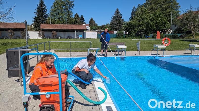Kurz vorm Saisonauftakt gibt&#039;s im Freibad noch viele kleine Handgriffe zu erledigen. Von links Kerstin Dietz, Hanife Yavuz und Andreas Hoschek. Bild: pz