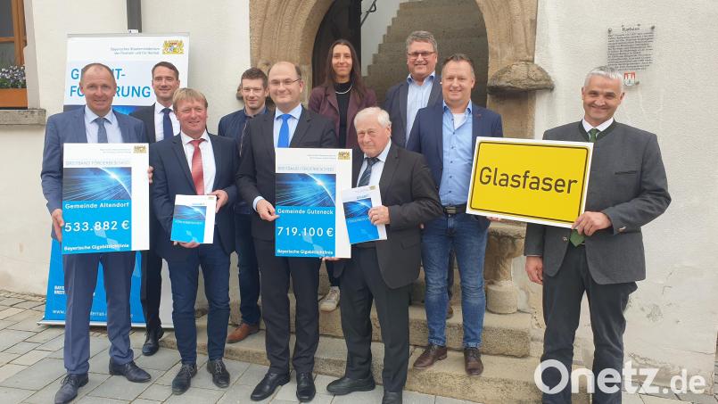 Das Bild zeigt Vertreter der Gemeinden Altendorf und Guteneck mit Staatsminister Albert Füracker sowie der Führungsspitze des Amts für Breitband, Digitalisierung und Vermessung in Nabburg. Bild: Thomas Prey/exb