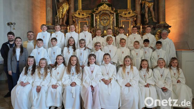29 Kinder empfingen in Erbendorf die Erste Heilige Kommunion. Bild: Christian Adam/exb
