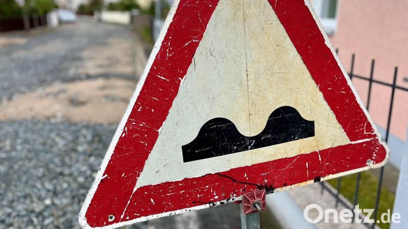 Durch die langen Bauarbeiten ist der Belag der Flurstraße in Weiden seit Monaten in katastrophalem Zustand. Bild: Gabi Schönberger