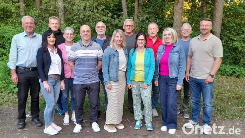 Die SPD-Zukunft ist weiblich. Der scheidende Vorsitzende Timo Schön (rechts) wünscht den neuen Vorsitzenden Claudia Wolf, Barbara Hößl-Bauer und Susanne Preissinger (vorne, ab Zweite von rechts) viel Freude und Elan mit ihren neuen Aufgaben. Kassier Marcel Buck (Fünfter von rechts) ist jetzt quasi der Quotenmann in der engeren Vorstandschaft. Bild: myd