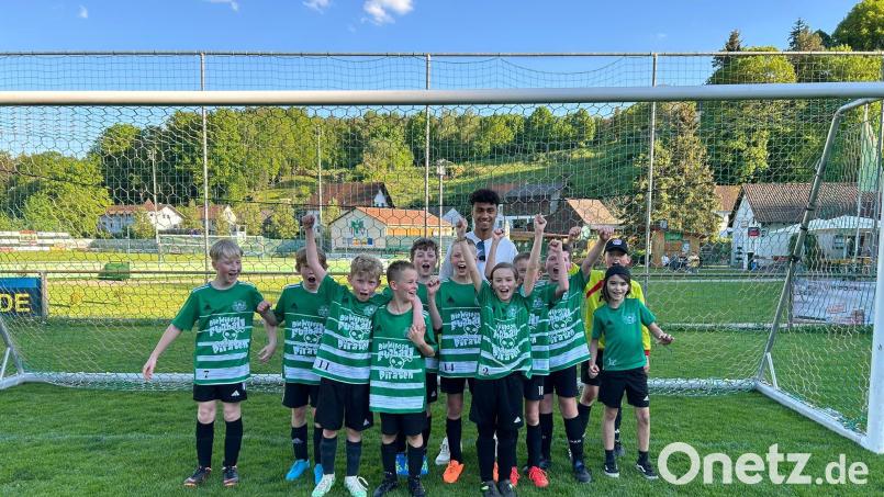 &quot;Nene&quot; Brown (hinten) mit den Spielern der U11 der SpVgg Ebermannsdorf beim Spiel in Ammerthal.. Bild: rba