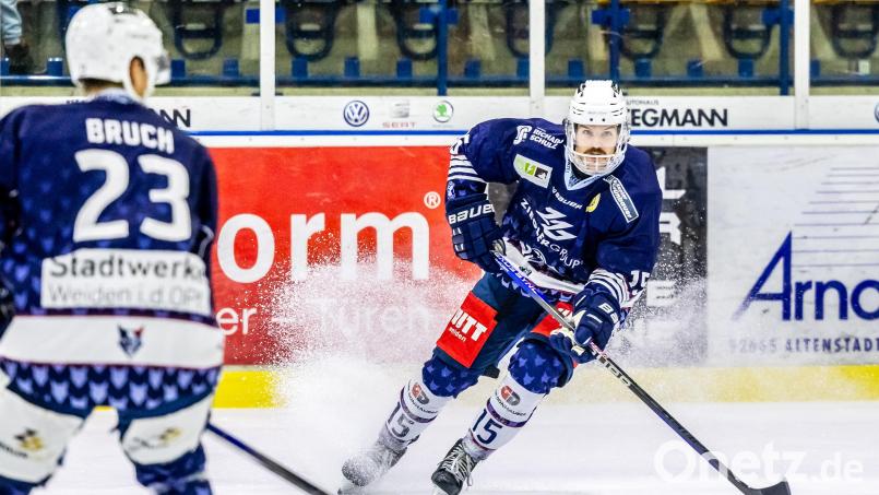 Fabian Voit (rechts) und Daniel Bruch bleiben den Blue Devils Weiden treu. Archivbild: Tobias Neubert/exb