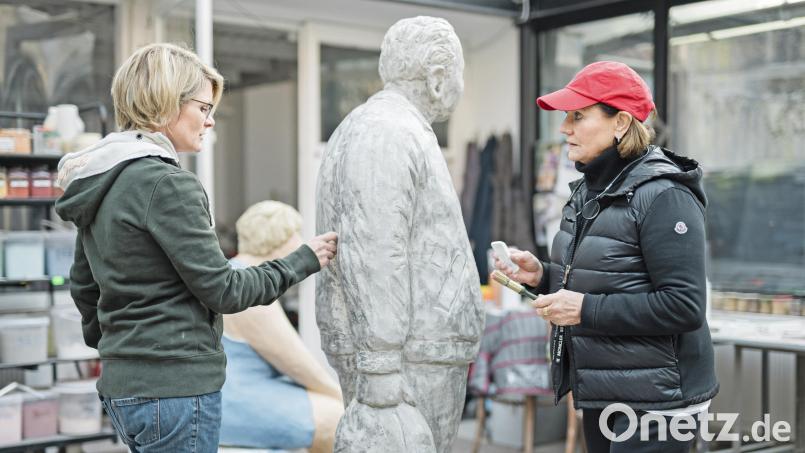 Laura und Christel Lechner bei der Arbeit an einem Alltagsmenschen. Bild: Heike Moellers/exb