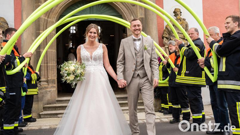 Für das Brautpaar Alica und Christofer Neukam stehen nach der Trauung in der Klosterkirche Speinshart auch Mitglieder der Feuerwehr Speinshart Spalier. Bild: do