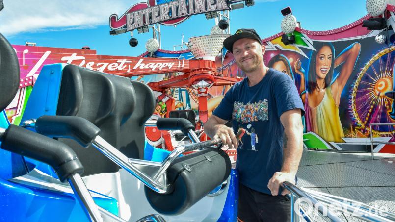 Der &quot;Entertainer&quot; von Betreiber Seppl Müller steht schon einsatzbereit auf dem Festplatz. Die letzten Vorbereitungen zur Pfingstdult 2024 laufen aber noch. Bild: Stephan Huber
