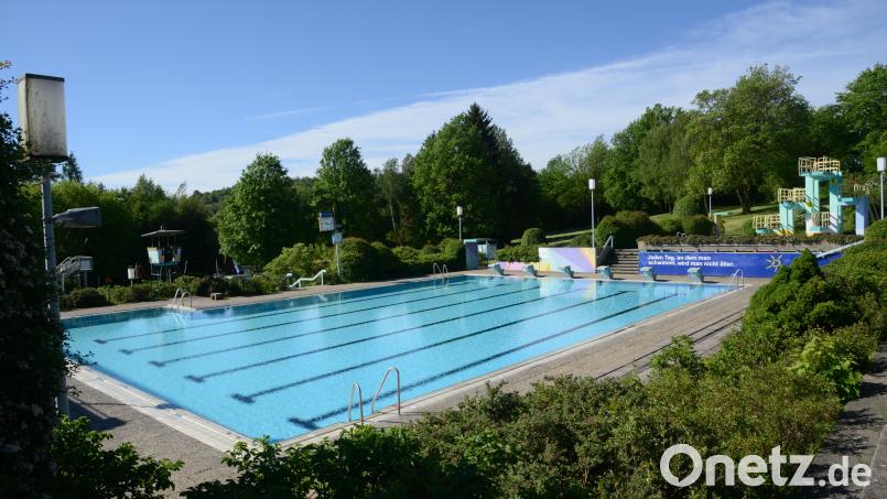 Am Pfingstsamstag wird die Badesaison im Pleysteiner Freibad eröffnet. Die Liegewiesen sind gemäht, ebenso wurden die Grünanlagen um die Freizeiteinrichtung herum gepflegt. Es fehlen nur noch das passende Wetter und die Badegäste. Bild: bey