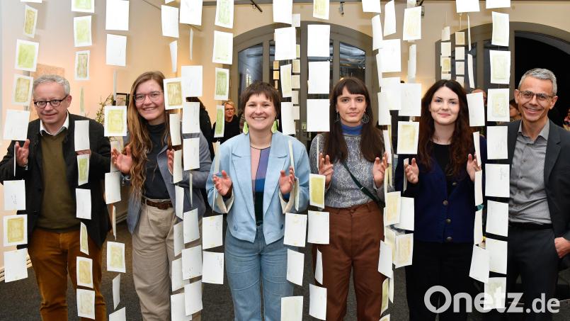 Vernissage der Preisträger 2023 des Sparda-Kunstpreises mit (von links): Kulturreferent Fabian Kern, Miriam Dietl, Paula Schmidt, Flora Lottner, Jule Rudrof und Michael Gruber von der Sparda-Bank Ostbayern. Bild: Petra Hartl