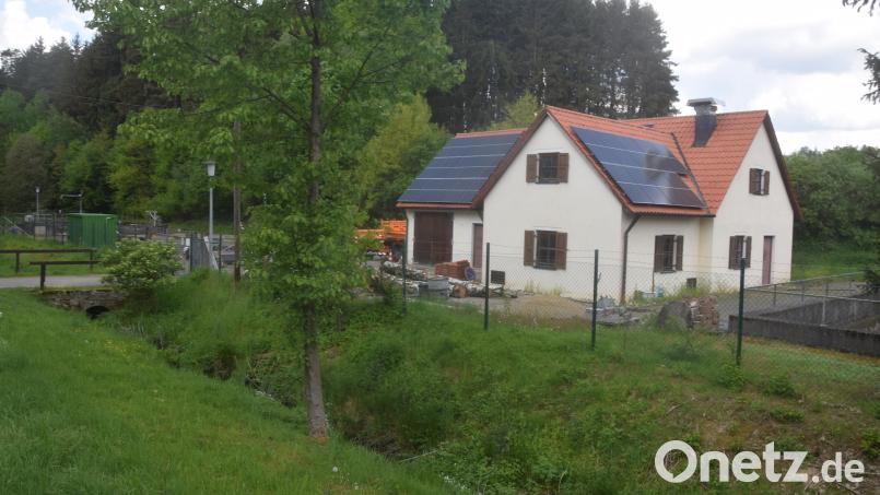 Die Abwasseranlage der Gemeinde Püchersreuth in Wurz. Die Photovoltaikanlage auf dem Gebäude wird finanziellen Nutzen bringen. Weitere Investitionen in Steuer- und Regeltechnik sollen dem folgen. Bild: fz