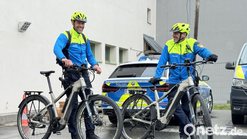 Seit zwei Jahren hat die Polizei Weiden erfolgreich eine eigene E-Bike-Streife im Einsatz. Bild: Dominik Mark