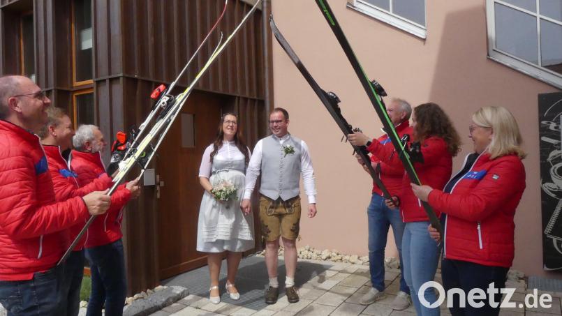 Andreas Hermann und Carina Waldmann haben geheiratet. Die Skifreunde der DJK Pressath eröffnen das Gratulationszeremoniell. Bild: rn