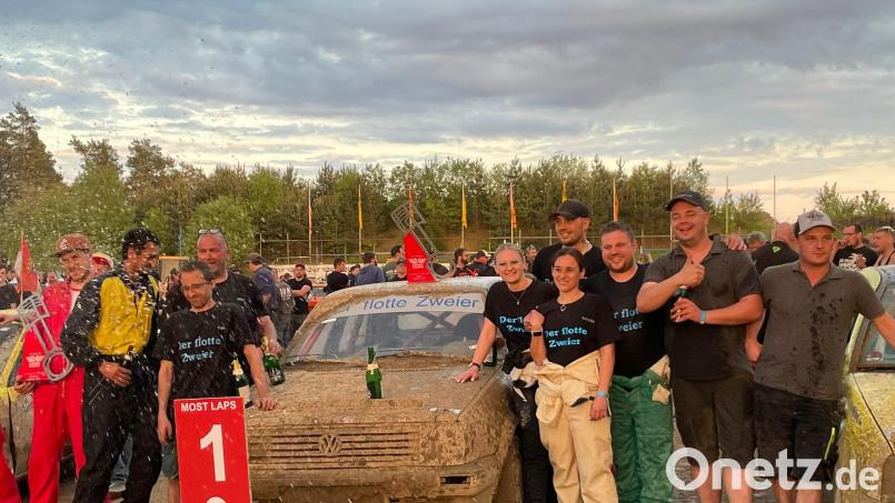Das nordbayerische Motorsportteam &quot;Der flotte Zweier&quot; mit Fahrern des MSC Wiesau nach dem Sieg in Höchstädt. Bild: Karl-Heinz Dietrich
