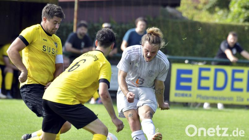 Lukas Schmidt (rechts) und der SC Germania Amberg treffen in der Relegation zur Kreisliga auf die SpVgg Windischeschenbach. Archivbild: Hubert Ziegler