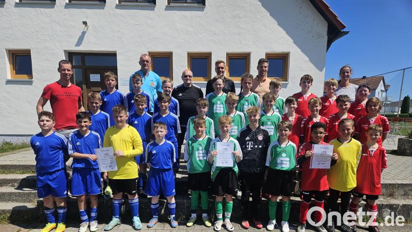 Auf dem Bild alle Mannschaften der Altersgruppe Jungen IV nach dem Regionalentscheid auf dem Sportgelände des FV Vilseck. Bild: khg