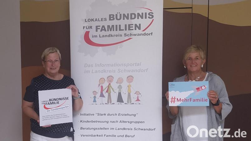 Die beiden Sprecherinnen Dorothea Seitz-Dobler (links) und Helga Forster freuen sich über die Auszeichnung "Bündnis des Monats". Bild: Andre Stephan-Park, Agentur für Arbeit Schwandorf/exb