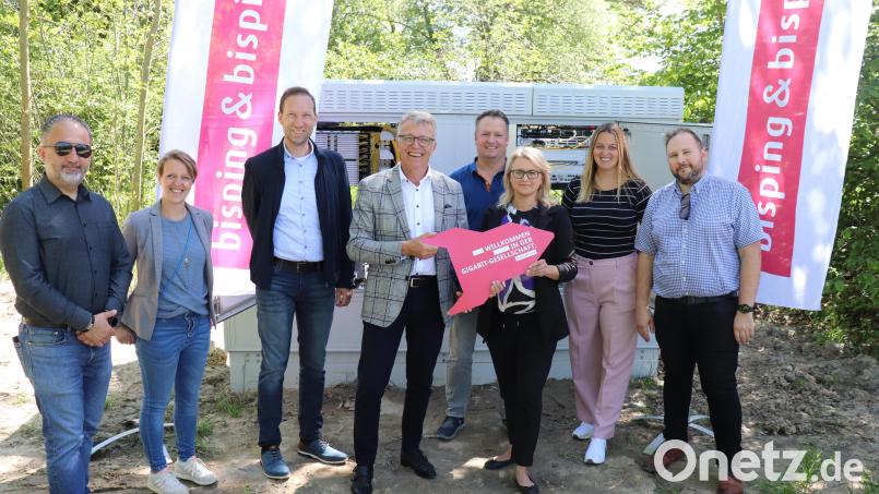 Bürgermeister Franz Stahl (Vierter von links) mit Susi Bisping (Dritte von rechts) sowie Rebaz Tofik (Projekt team bisping &amp; bisping), Susan Bauer (Projektleitung bisping &amp; bisping), Stadtkämmerer Harald Eckstein, Eduard Maier von der Breitbandberatung Bayern, Bauamtmitarbeiterin und städtische Projektleiterin Regina Zahn und Robertas Rubezius von der TB Services GmbH (von links) bei der Inbetriebnahme des Glasfasernetzes. Im Hintergrund ist der sogenannte „Point of Presence“, das Herzstück der im vierten Breitband-Verfahren verlegten Leitungen, zu sehen. Bild: Stadt Tirschenreuth/exb