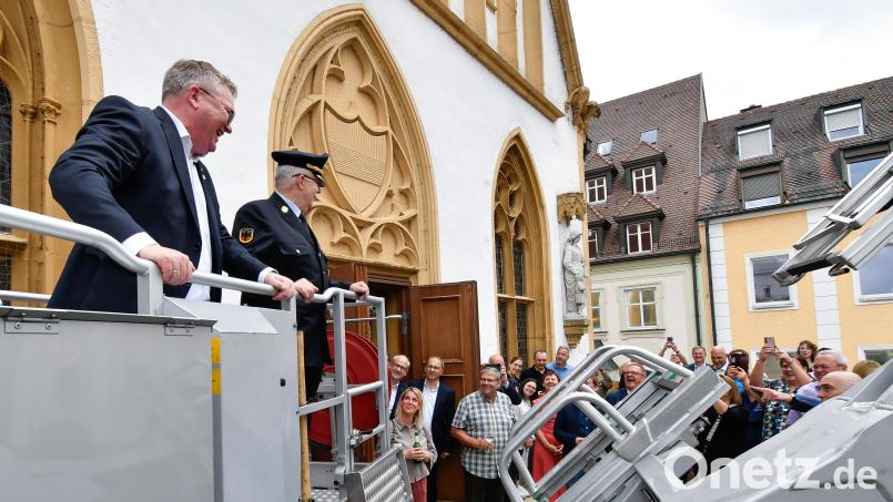 Vom Balkon des Rathauses aus durfte Oberbürgermeister Michael Cerny an seinem 60. Geburtstag abheben. Die Feuerwehr hievte ihn per Teleskopgelenkmast in die Höhe. Bild: Petra Hartl