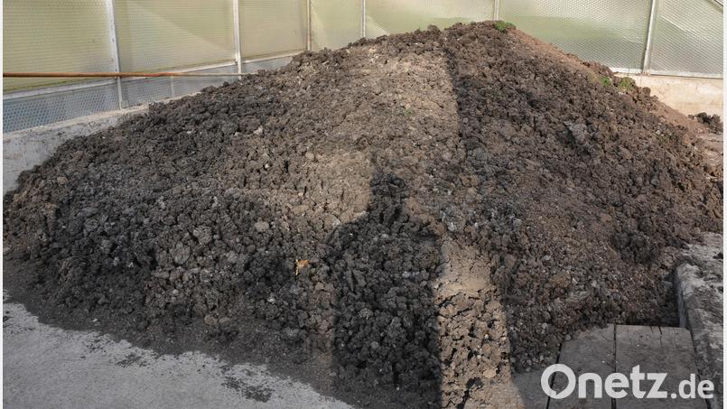 Getrockneter Klärschlamm wartet auf seine Entsorgung. Symbolbild: jr