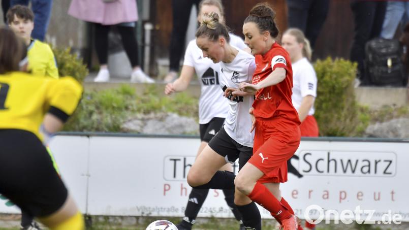 Kapitänin Lena Götz (rechts) vom TSV Theuern attackiert in dieser Szeneeine gegenspielerin. Götz ist am Samstag wieder dabei. Archivbild: Hubert Ziegler