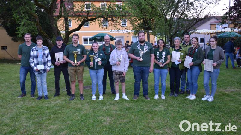 Schützenmeister Jonas Weiß (Vierter von links) und Sportleiter Christoph Weiß (links) vom Schützenverein St. Georg Etzgersrieth geben die Könige, Vereinsmeister und Pokalsieger bekannt. Bild: gi