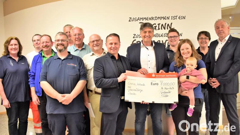 In der Grafenwöhrer Sparkasse waren die Vereinsvertreter von BRK, DAGA, Spielmannszug und der Gebietsverkehrswacht, um Spendengelder von Gerhard Hösl (Mitte mit symbolischen Scheck) entgegen zu nehmen. Bild: rgr