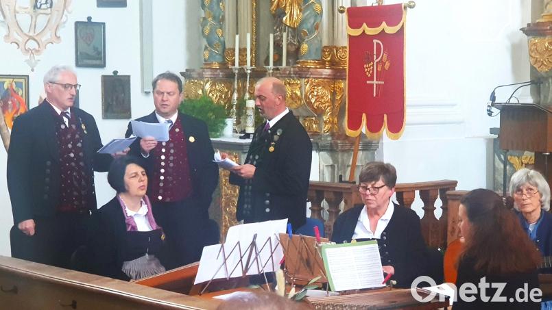 Die Sänger und die Stubenmusik des Heimat- und Trachtenvereins Stamm aus Sulzbach-Rosenberg wirkten bei einem Mariensingen in Trautmannshofen mit. Bild: no