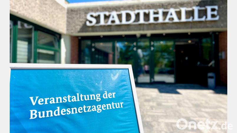 In der Stadthalle Vohenstrauß bringen Träger öffentlicher Belange und Privatpersonen ihre Einwände gegen den geplanten Süd-Ost-Link vor. Bild: Gabi Schönberger