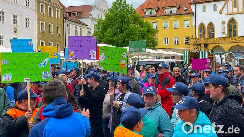 Ihr Recht auf ein selbstbestimmtes Leben und darauf, die notwendigen Voraussetzungen dafür zu schaffen: Das waren die Forderungen beim Protesttag zur Gleichstellung von Menschen mit Behinderung auf dem Amberger Marktplatz. Bild: Susanne Schwab