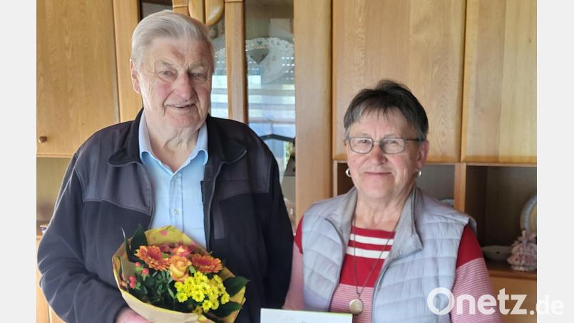 Vorsitzende Gabi Eichenseher dankte Heinz Leitner für seine Tätigkeit als Kassier beim Tourismus- und Kulturverein Wiesau. Bild: Tourismus- und Kulturverein/exb