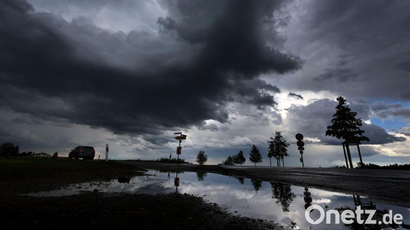 Zwei Menschen saßen während eines schweren Gewitters in Nürnberg auf ihrem Autodach fest. Symbolbild: Karl-Josef Hildenbrand/dpa