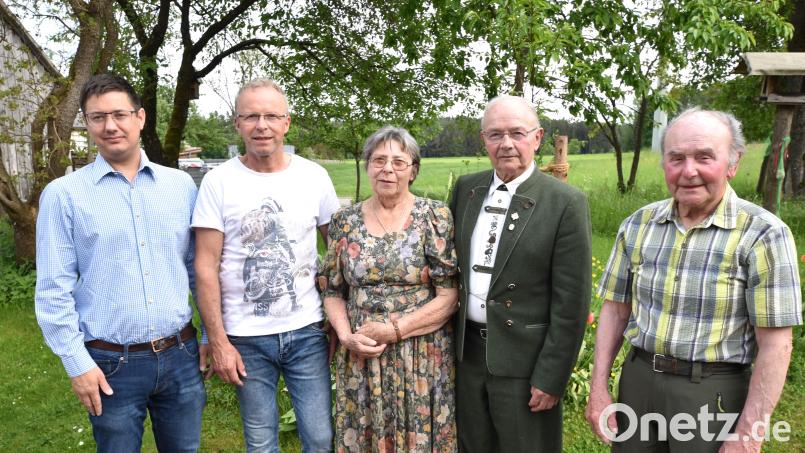 Hier gesellt sich (von links) Zweiter Bürgermeister Benjamin Hiltl zur Familienrunde mit Sohn Norbert, dem Jubelpaar Margarete und Richard Koch sowie Richards Bruder Fritz Koch. Bild: no