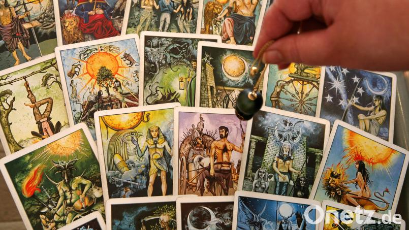 Kartenlegen, Pendel, Hellsehen - das alles und noch mehr esoterische Inhalte bot AstroTV gegen kostenpflichtige Anrufe an. Nun wird der Sender eingestellt. Symbolbild: Waltraud Grubitzsch