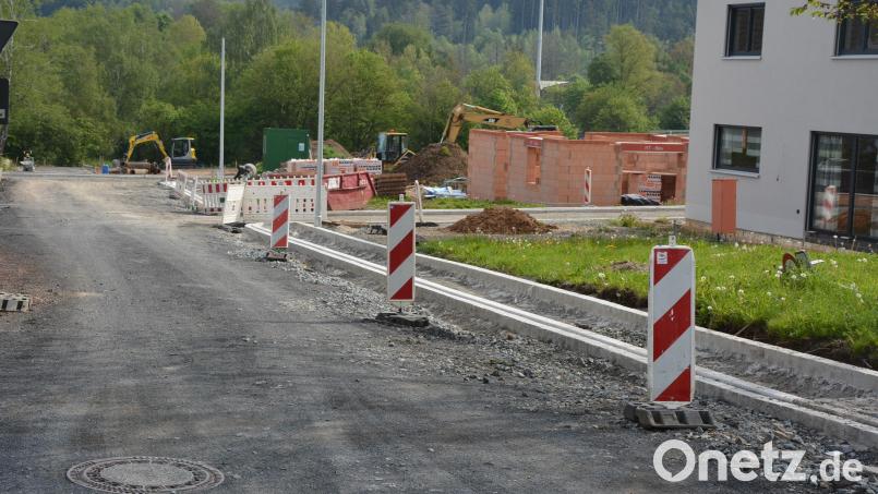 In den letzten Zügen liegt die Erschließung des Baugebietes „Am Mühlweg“ in Pechbrunn, dort konnten weitere Baugrundstücke verkauft werden. Bild: jr