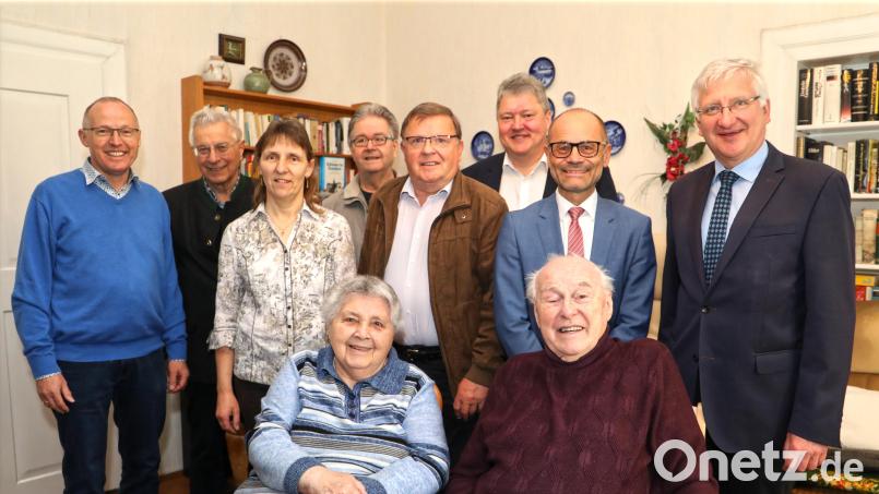 Dr. Werner Rose (vorne sitzend) feierte seinen 95. Geburtstag. Dazu gratulierten unter anderem Ehefrau Marga Rose (sitzend, links) sowie die Kinder Hans (links) und Ingrid (Dritte von links). Ihre Aufwartung machten auch (von links) der ehemalige Landrat Karl Haberkorn, FW-Fraktionsvorsitzender im Kreistag Hans Klupp, FW-Vorsitzender Rolf Hanauer, Stadtrat Bernhard Schmidt, stellvertretender Landrat Dr. Alfred Scheidler und Bürgermeister Johannes Reger. Bild: Jochen Neumann/exb