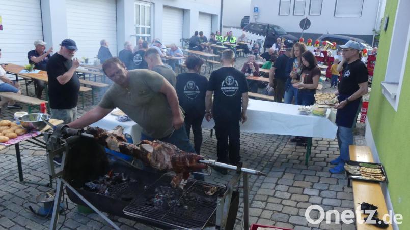 Bereits am frühen Abend lockten die Klänge der Stadtkapelle und die Duftschwaden einer Sau am Spieß in die Ledergasse. Bild: rn
