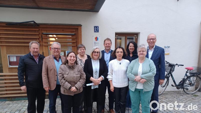 Den Vorstand der Tafel bilden (von links) Hans Brandl, Toni Dutz, Carola Müller, Silvia Schemm, Nicole Fürst, Stefan Grillmeier, Gabriele Neumüller-Wölfl, Carolin Weber-Bittner, Anette Monreal und Wolfgang Gropengießer. Bild: Tafel Mitterteich/exb